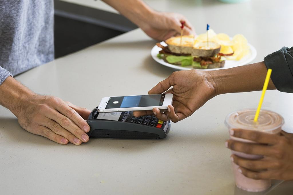 Com Android Pay, basta aproximar o celular da maquininha para realizar o pagamento. | Google/Divulgação