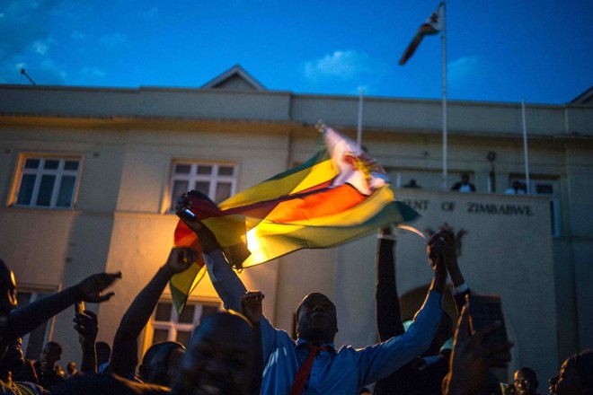 População foi às ruas de Harare, capital do Zimbábue, para comemorar a renúncia de Mugabe | MUJAHID SAFODIEN/AFP