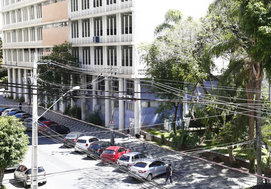 Vagas na Rua Dr. Faivre são o principal motivo da disputa entre os guardadores de carros no entorno da retiroia da UFPR. | Aniele Nascimento/Gazeta do Povo