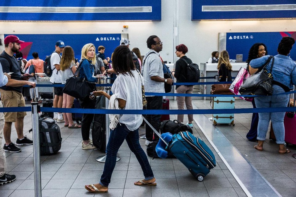 Dados dos passageiros são cada vez mais usados pelas companhias aéreas para personalizar o serviço de bordo. | David Williams/
Bloomberg