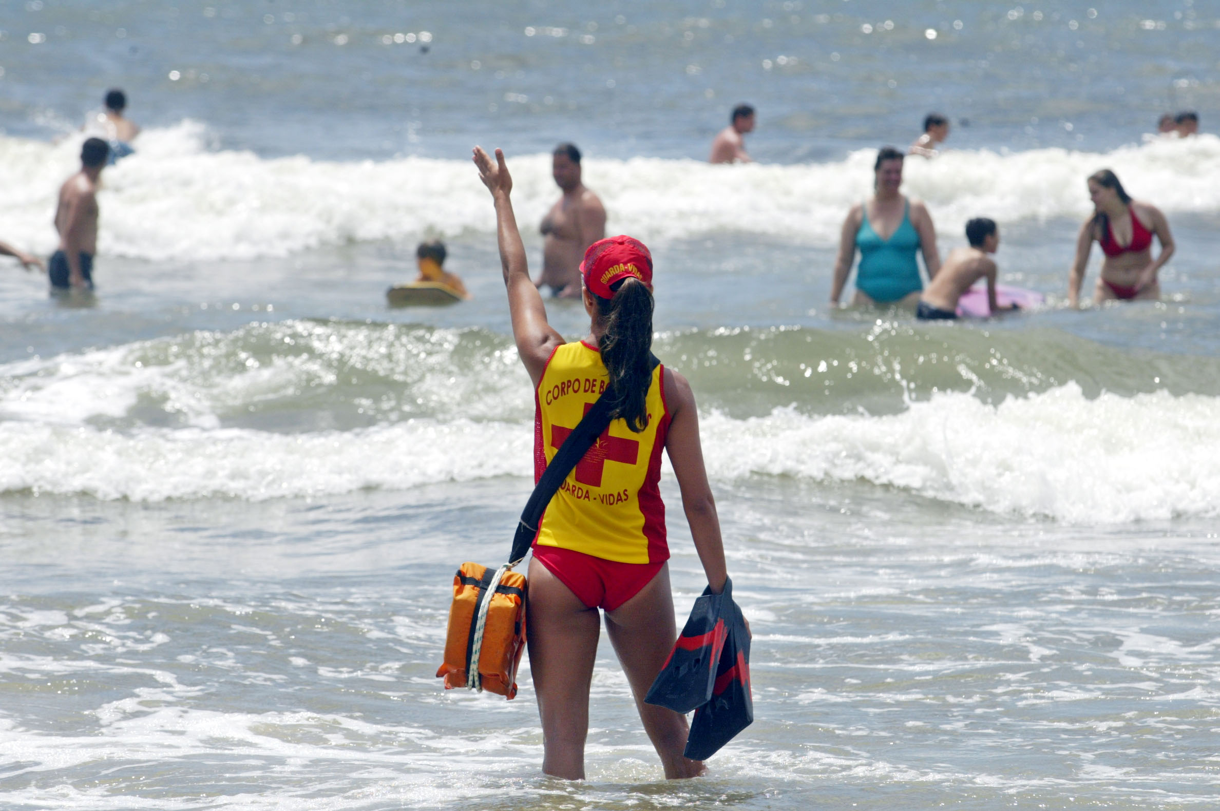 Guarda-vidas militares do Corpo de Bombeiros terão reforço de 30 civis no atendimento no litoral. | ALBARI ROSA/Gazeta do Povo