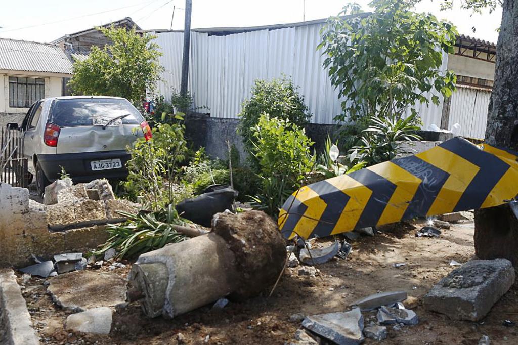 Palio destruiu o muro da casa no Pilarzinho. | LIneu Filho/Tribuna do Paraná