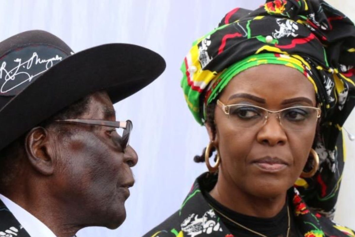 A ex-primeira-dama do Zimbábue, Grace Mugabe, ao lado de seu marido Robert Mugabe, que renunciou à presidência do país após receber um ultimato | Reprodução