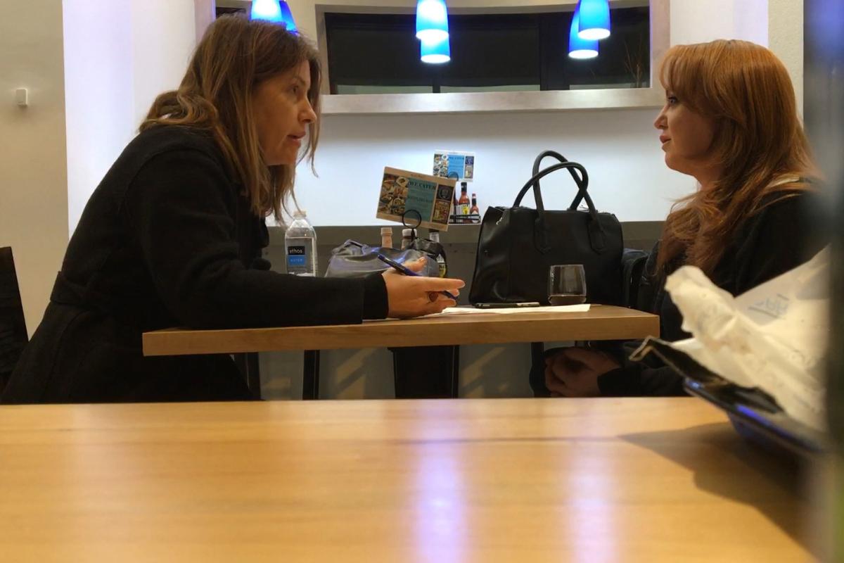 A repórter do Washington Post Stephanie McCrummen, à esquerda, entrevista Jaime T. Phillips em um restaurante grego em Alexandria, Virginia | Dalton Bennett/The Washington Post