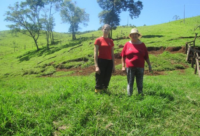 A produtora Jossara Cardoso, de 23 anos, ao lado da mãe, Isaura. As duas concorrem na final do Programa Empreendedor Rural. O projeto delas detalha a construção de um piquete para o gado de leite na propriedade em Marquinho, no Centro-Sul do estado. Estudante de matemática na universidade, Jossara vê no crescimento da atividade um atrativo para permanecer no campo. | Jossara Cardoso
