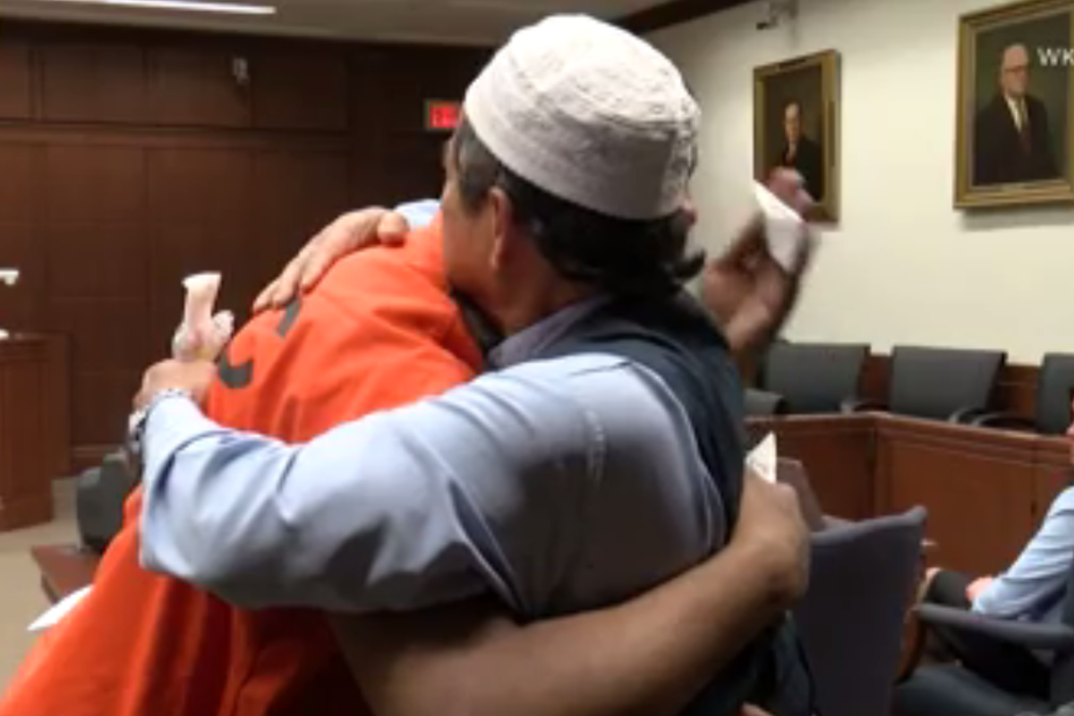 Aos prantos, membros da família de Relford e Jitmoud se juntaram aos dois em um abraço coletivo | Reprodução CNN/