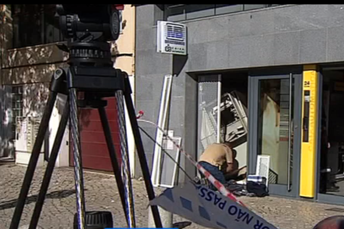 Caixa eletrônico em Almada, Lisboa, que foi alvo dos assaltantes | Reprodução TV de Lisboa RTP