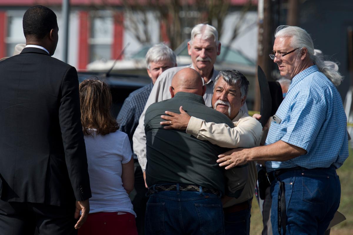 Frank Pomeroy, pastor da Igreja Batista, abraça o Comissário do Distrito 1, Albert Gamez Jr., do condado de Wilson, após a coletiva de imprensa. | Carolyn Van Houten/The Washington Post