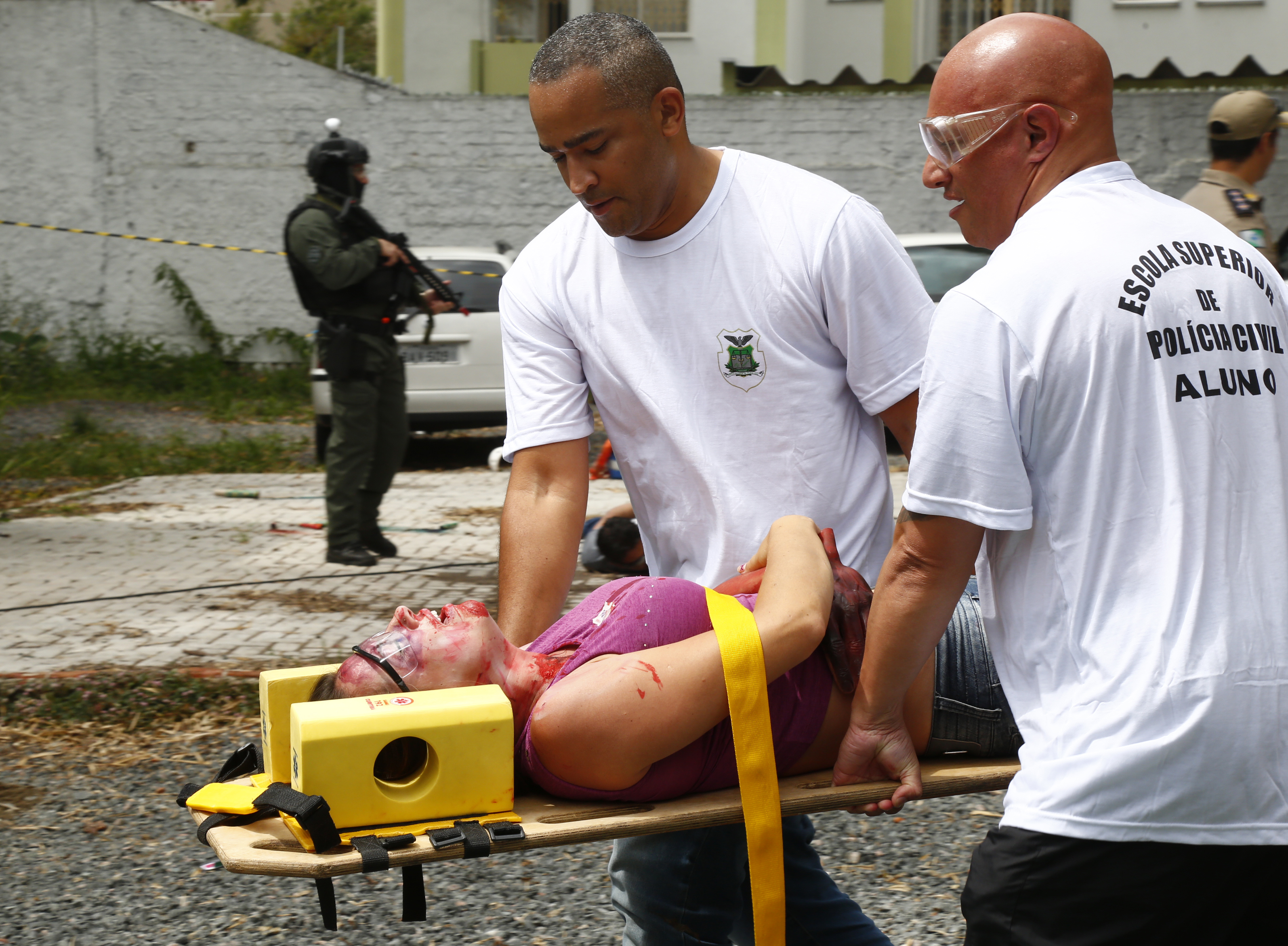 Alunos da Escola da Polícia Civil simulam socorro a vítimas baleadas. | Aniele Nascimento/Gazeta do Povo