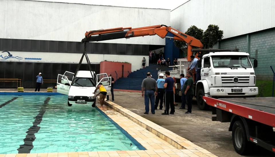 Prefeitura teve de recorrer a um guincho para tirar o carro da pisina. | Prefeitura de Camo Largo /