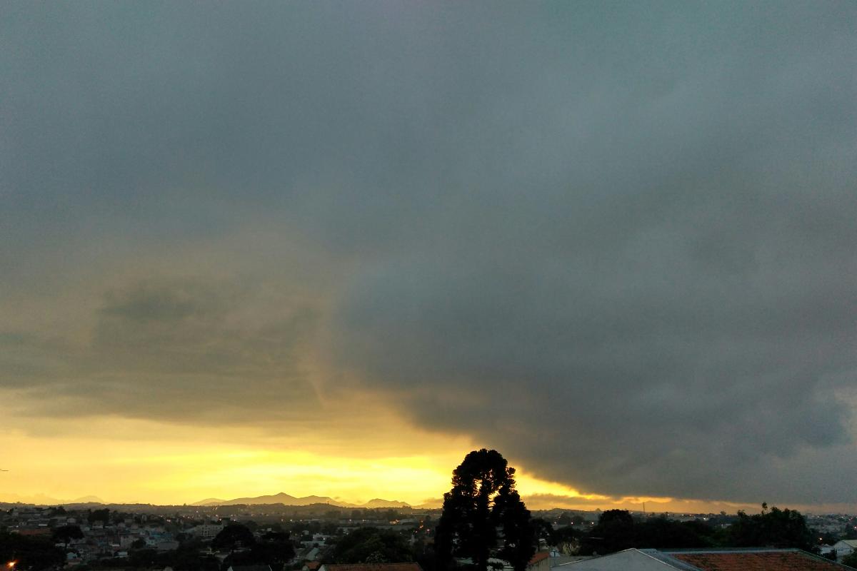 Inmet alerta para risco de mudança rápida no tempo e tempestades no Paraná e em Santa Catarina | Aniele NascimentoGazeta do Povo