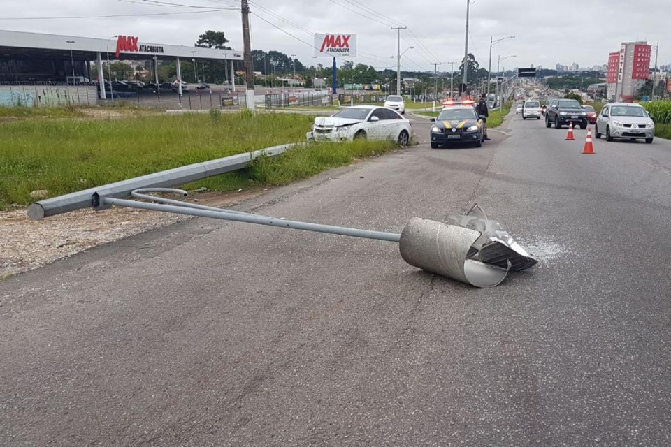 Carro é abandonado na Linha Verde após derrubar poste em acidente Motorista abandona carro após derrubar poste na Linha Verde | ReproduçãoPRF