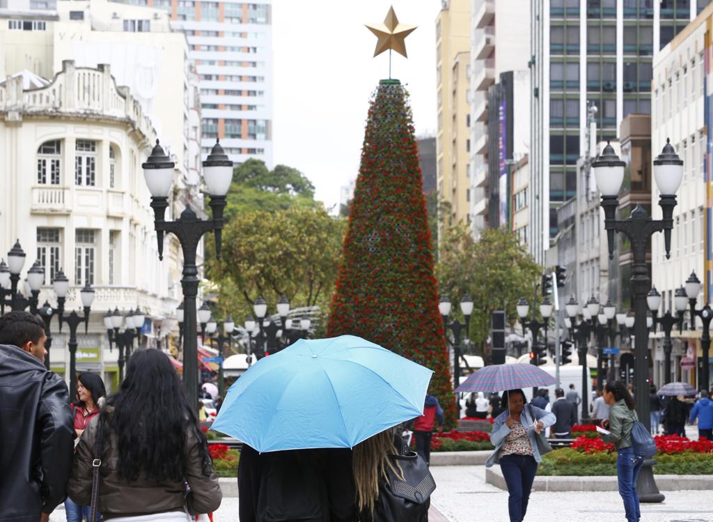 Chuva não deu trégua no natal curitibano. | Aniele Nascimento/Gazeta do Povo