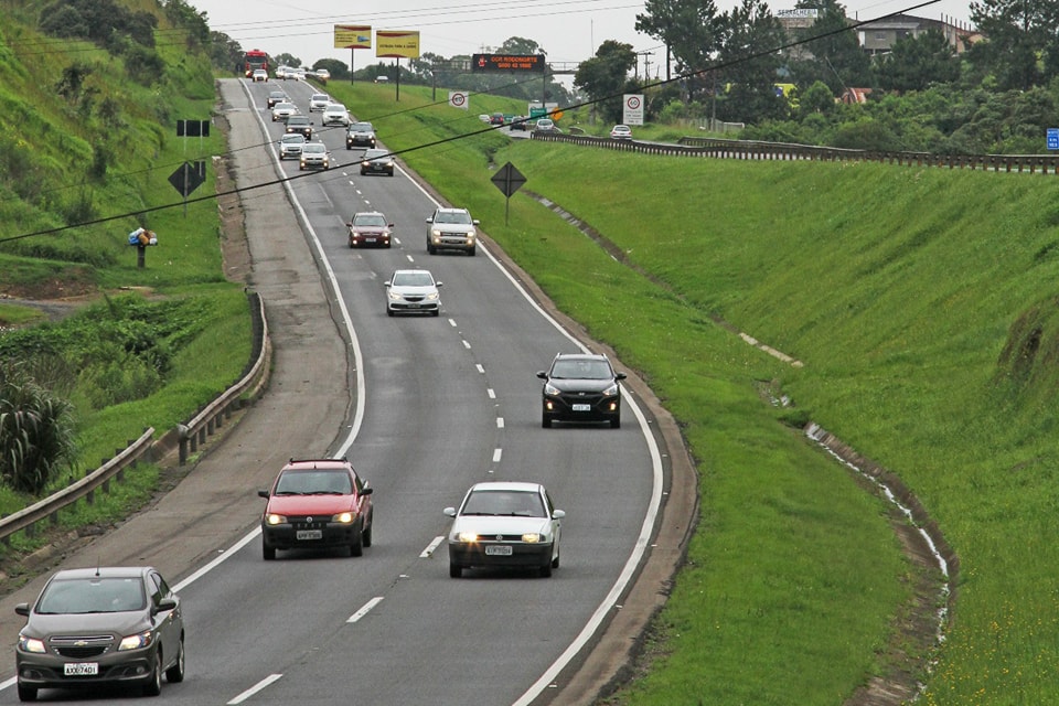 Trânsito na BR-277 sentido capital durante a tarde desta segunda-feira (25) | Gerson Klaina/Gazeta do Povo