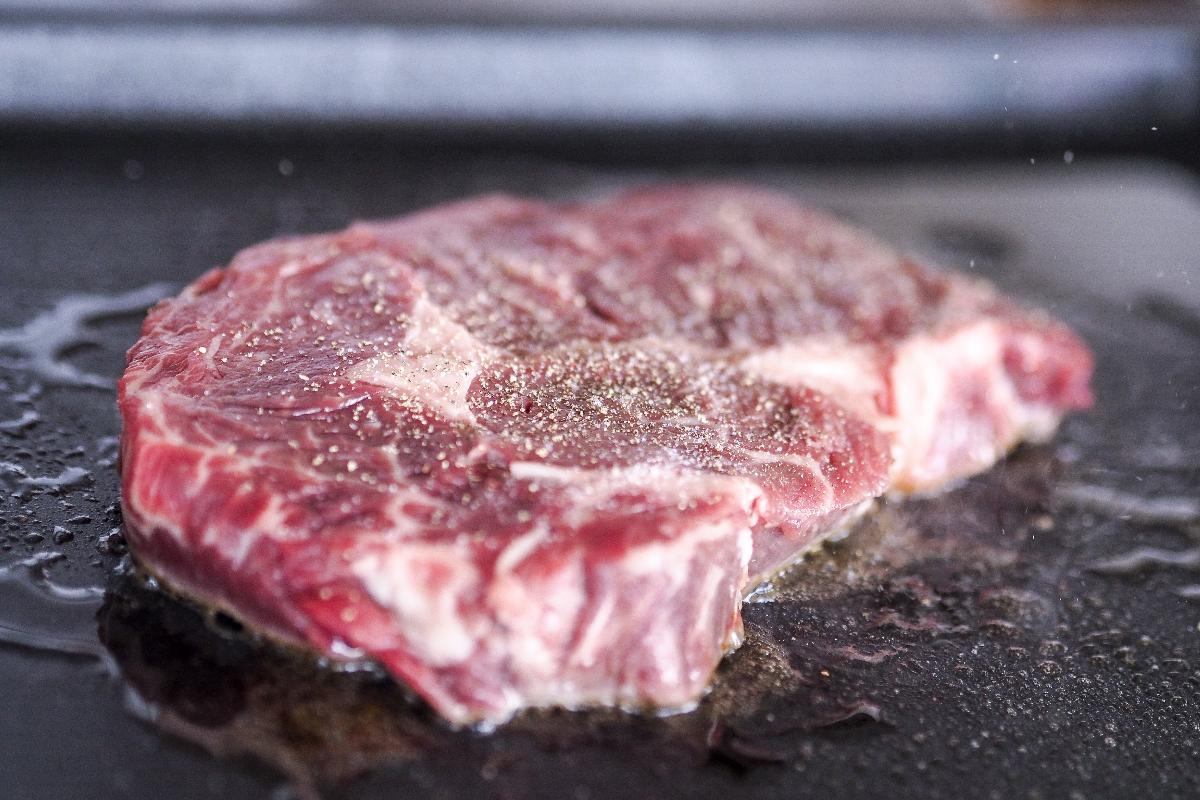 A hipótese de que haveria uma ligação entre dietas com carne e masculinidade tóxica já foi testada cientificamente. E descartada | Pixabay