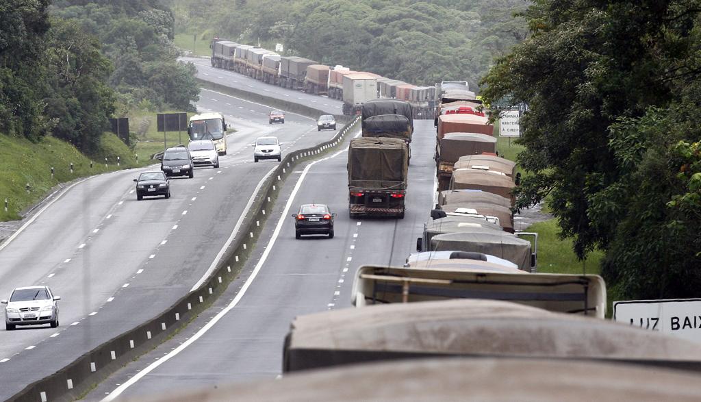 Se fossem colocadas em fila, número que carretas suficientes para transportar a soja exportada ocuparia 30,43 mil km). | Hedeson Alves/Gazeta do Povo