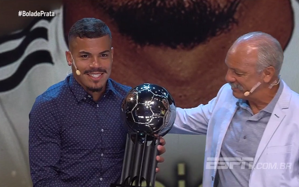 Carleto recebeu o prêmio das mãos do craque Júnior. | Reprodução ESPN BR/