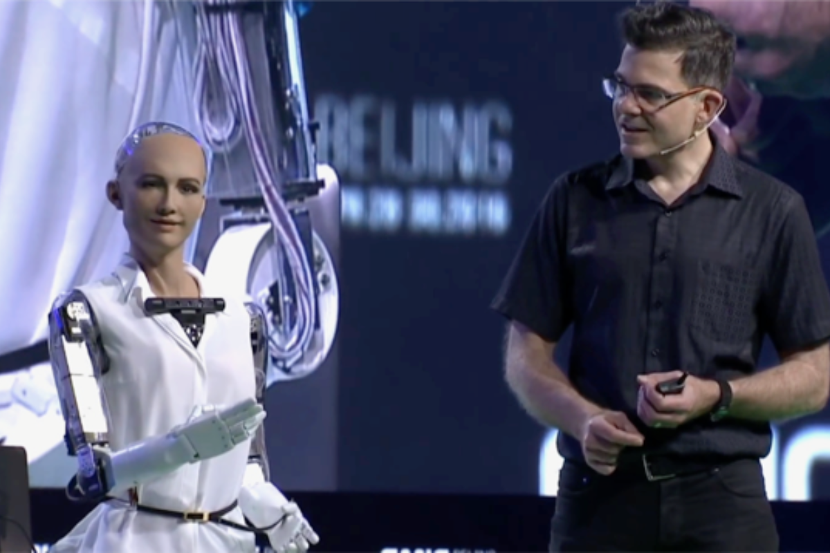 Robô Sophia e seu criador, dr. David Hanson. | Reprodução/Facebook