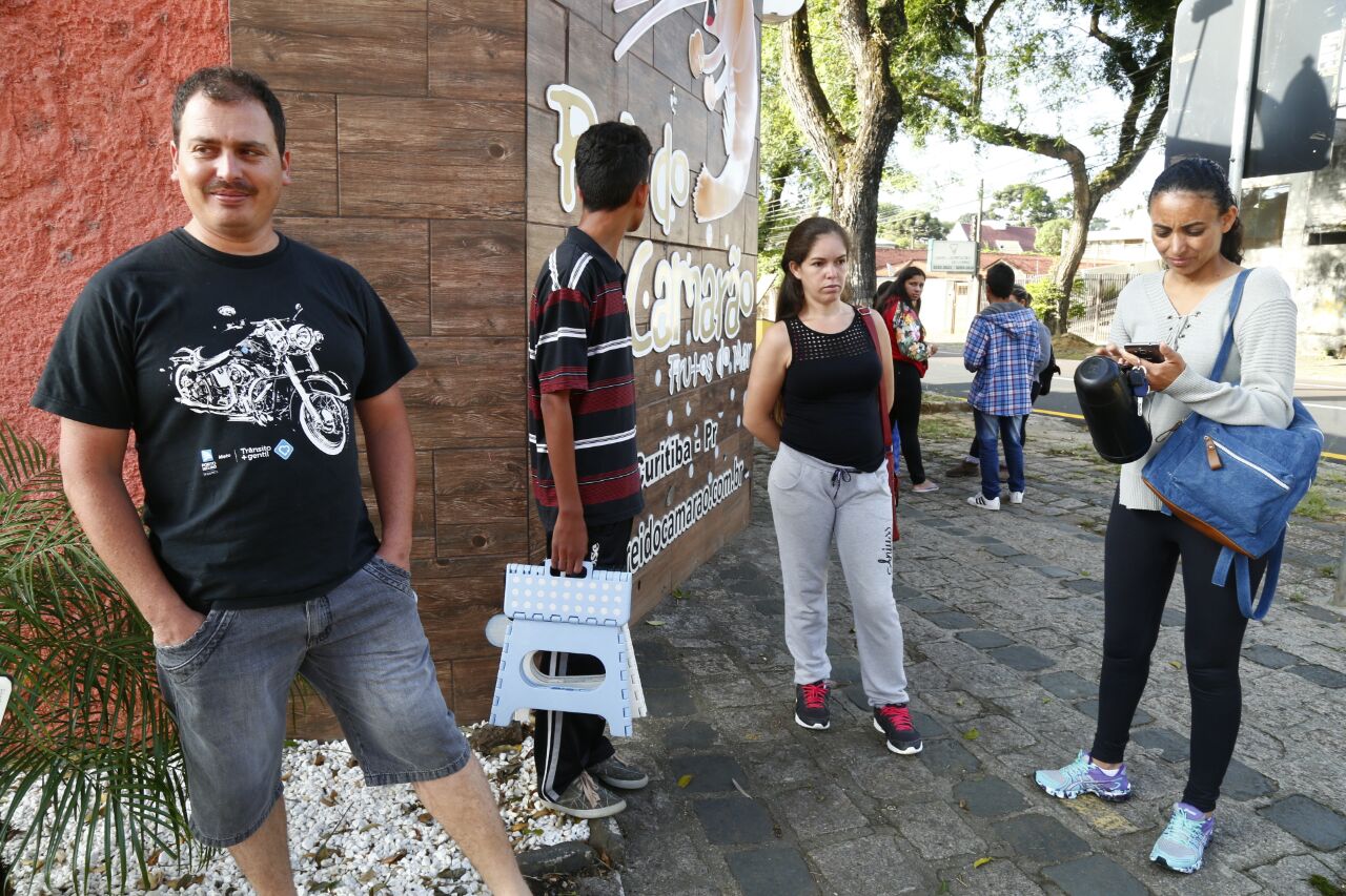 O policial Ueliton Morais chegou às 21h de domingo ao Colégio Estadual Ernani Vidal para matricular as duas filhas nesta segunda-feira. | Aniele Nascimento/Gazeta do Povo