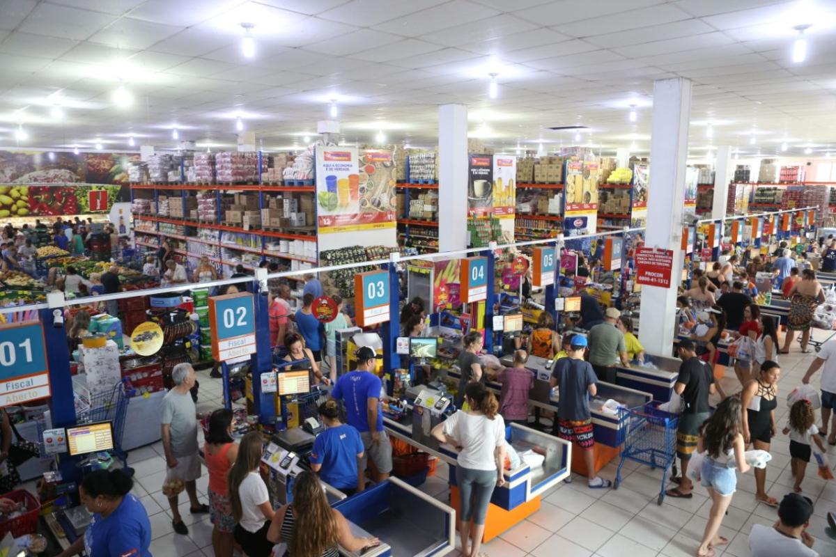 Só na fila do caixa, tempo média de espera é de 30 minutos | Albari RosaGazeta do Povo