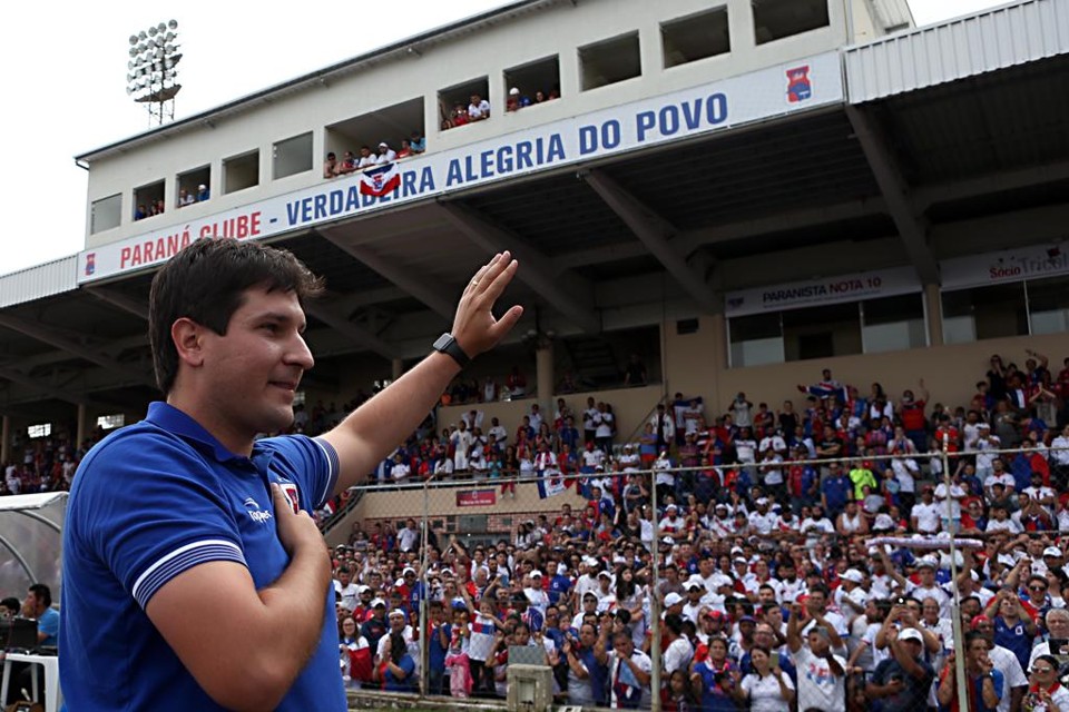 Matheus Costa após a conquista do acesso. 61% de aproveitamento como treinador do Paraná. | Albari Rosa/Gazeta do Povo
