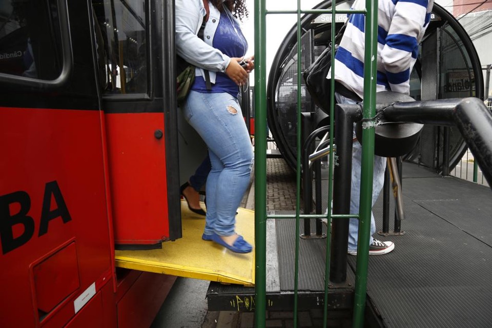 Urbs instala grades em tubos para impedir fura-catracas, mas medida pode “ajudar” invasores Vão entre a grade instalada e o ôniibus ainda permite a ação de fura-catracas. | Aniele Nascimento/Gazeta do Povo
