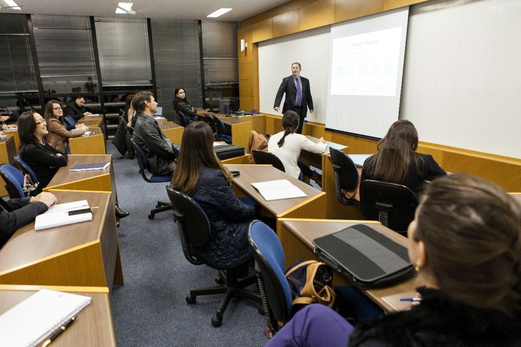 A pós-graduação é importante justamente quando as pessoas precisam de mais qualificação para permanecerem empregadas ou terem mais condições de empreender em um negócio ou prestar serviços