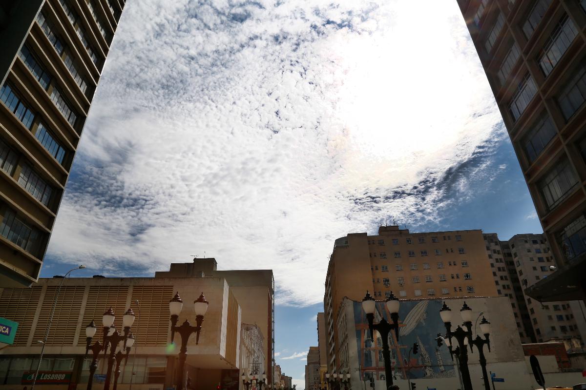Semana começa com promessa de chuva em Curitiba | Aniele Nascimento/Gazeta do Povo