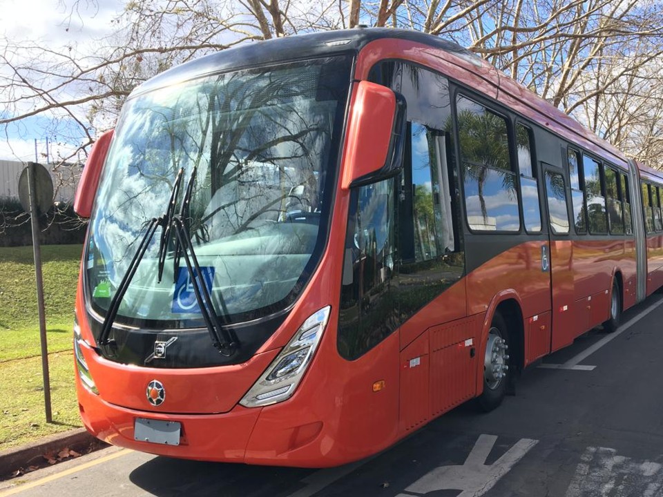 Novo biarticulado tem um visual mais moderno e sistema inteligente | Divulgação/
Volvo