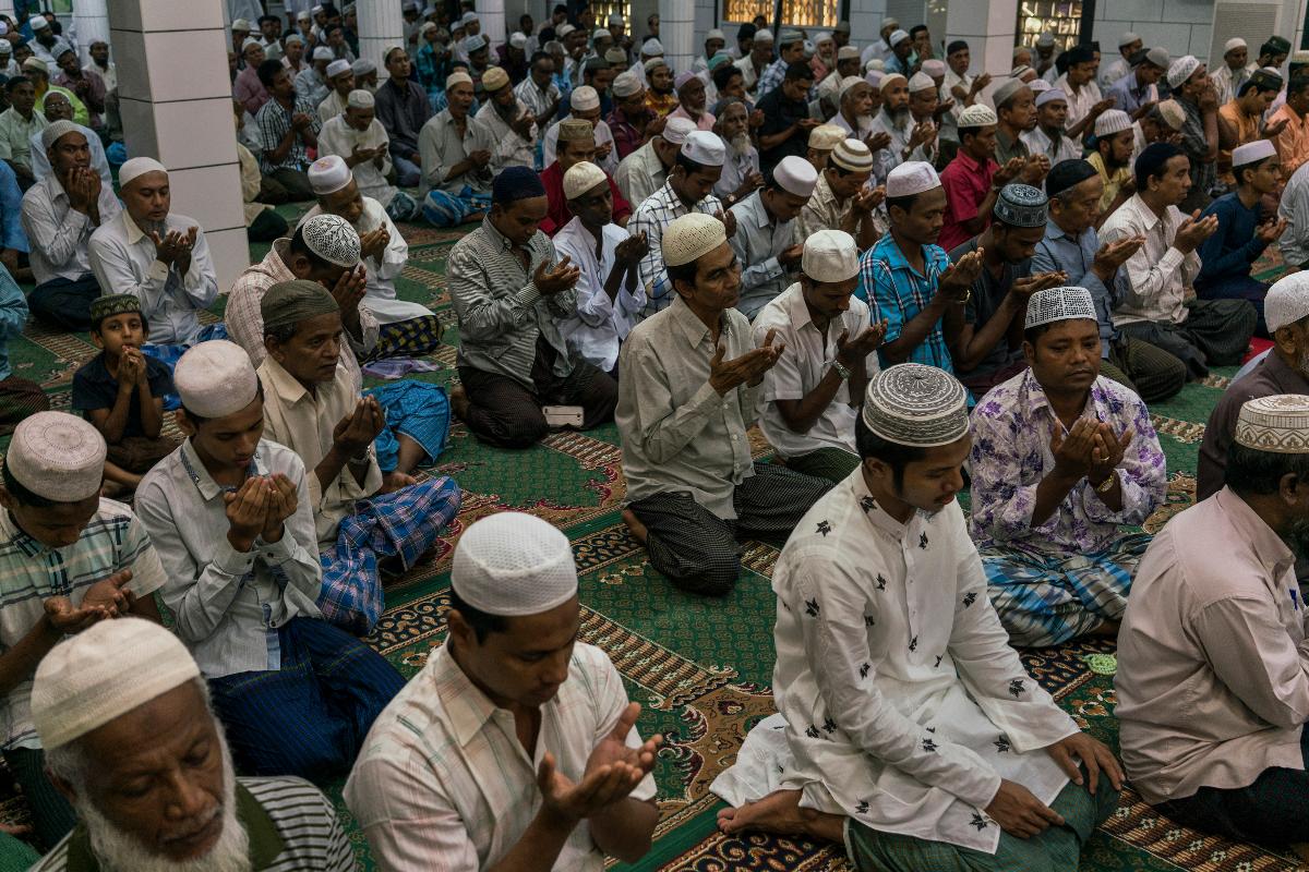 Homens rezam em uma mesquita em Yangon, Myanmar, em 8 de outubro de 2017 | ADAM DEAN/NYT