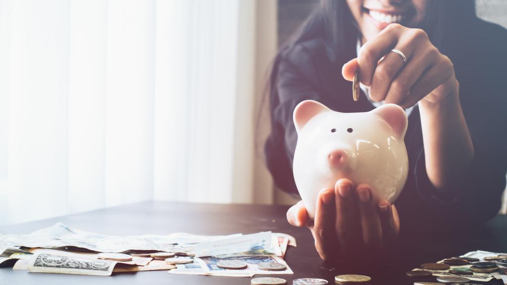 Três exemplos de “super-poupadores” norte-americanos contaram como conseguem guardar metade ou mais de seus salários todos os meses. | Bigstock/