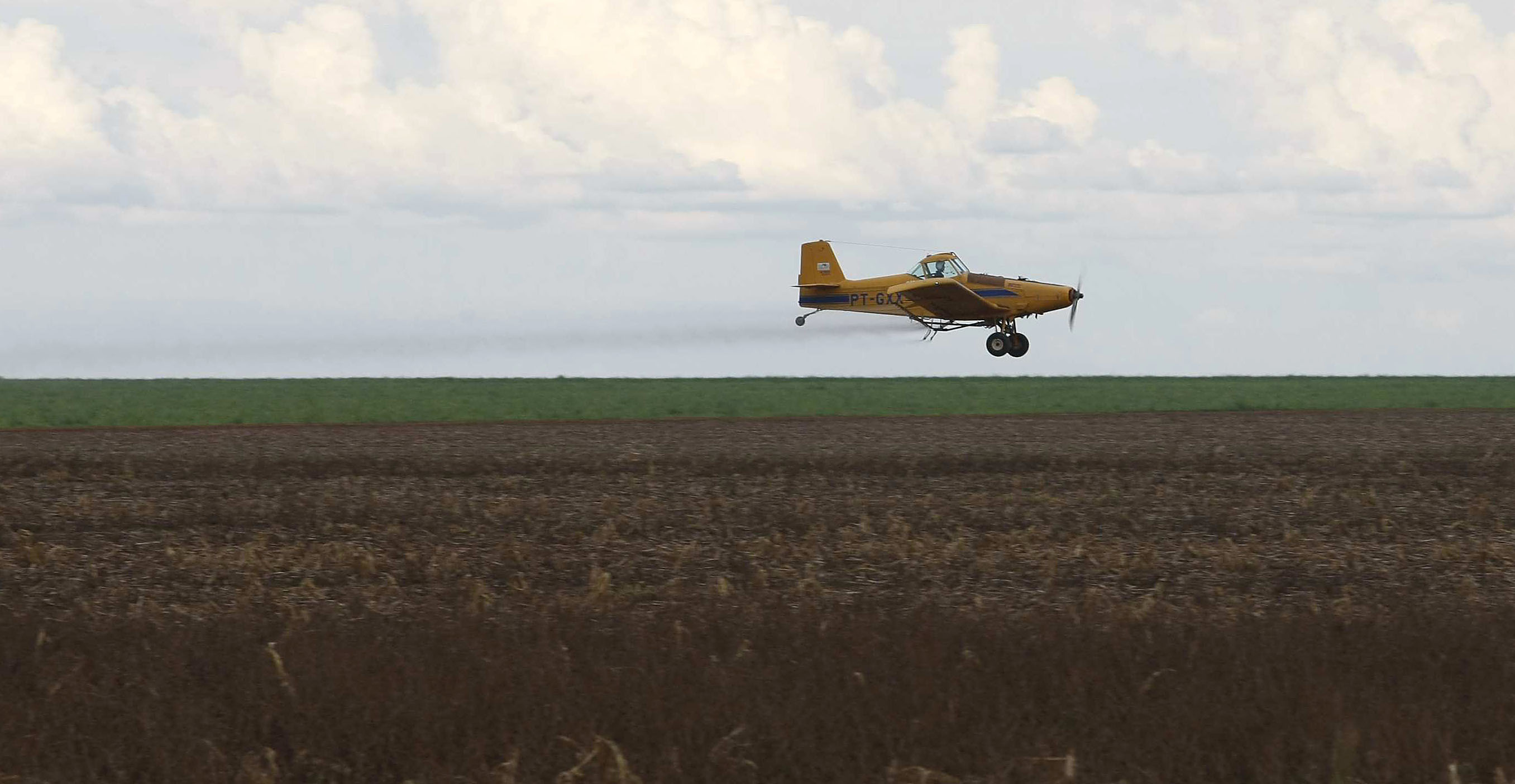 Avião agrícola próximo a lavoura: PIB do agronegócio recuou após crescer 13,4% | JONATHAN CAMPOS/GAZETA DO POVO