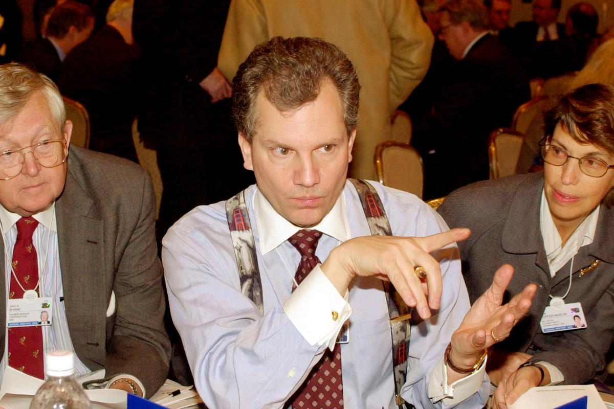Arthur Sulzberger Jr. (ao centro) em foto de 2000, no Fórum Econômico Mundial. Ele deixa o cargo de editor após 25 anos | PM/MMRPOOL