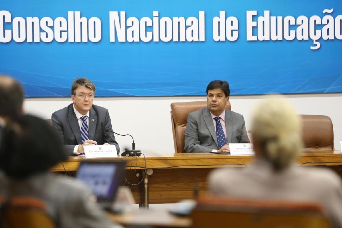 Presidente do CNE, Eduardo Deschamps (esquerda), ao lado do ministro Mendonça Filho | Antonio Cruz / Agência Brasil