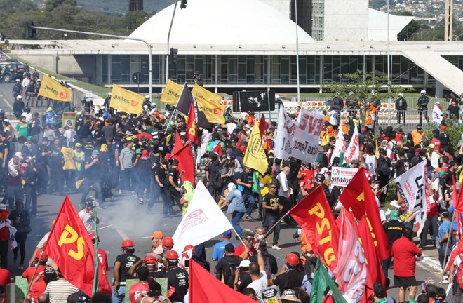 Protesto de centrais sindicais contra a reforma trabalhista, em maio deste ano, em Brasília | Nilton Fukuda /Estadão Conteúdo