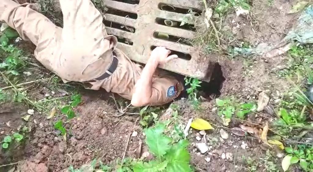 Soldado Gilmar Mendes não pensou duas vezes: se enfiou no bueiro					para retirar os filhotes de cachorro.  | Soldado Anselmo Waltrick					/					Acervo pessoal