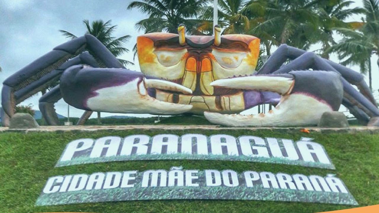 Caranguejão inaugurado no começo de dezembro preocupa prefeitura: pessoas sobem no monumento para fazer fotos. | Divulgação/Prefeitura de Paranaguá/