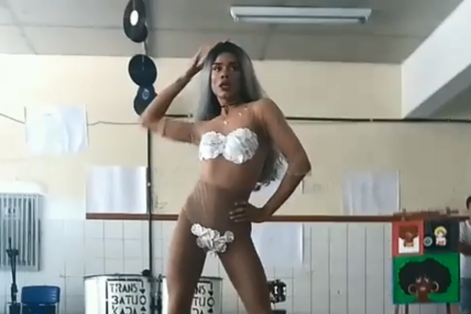 Drag queen faz dança sensual ao som de Pabllo Vittar em escola pública |