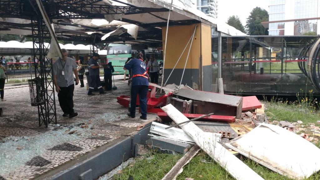 Estragos causados pela explosão do caixa eletrônico no terminal do Campina do Siqueira. | Durval Ramos/Gazeta do Povo