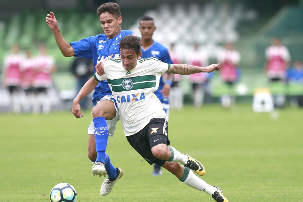 Mosquito passa por marcador na decisão do Brasileiro sub-20 contra o Cruzeiro. | Marcelo Andrade/Gazeta do Povo
