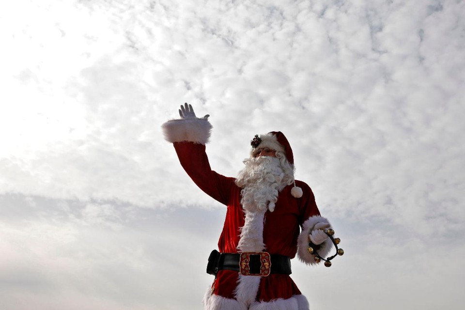 São Nicolau era bem diferente da imagem do Papai Noel construída pela soceidade ao longo do tempo. | GALI TIBBONAFP