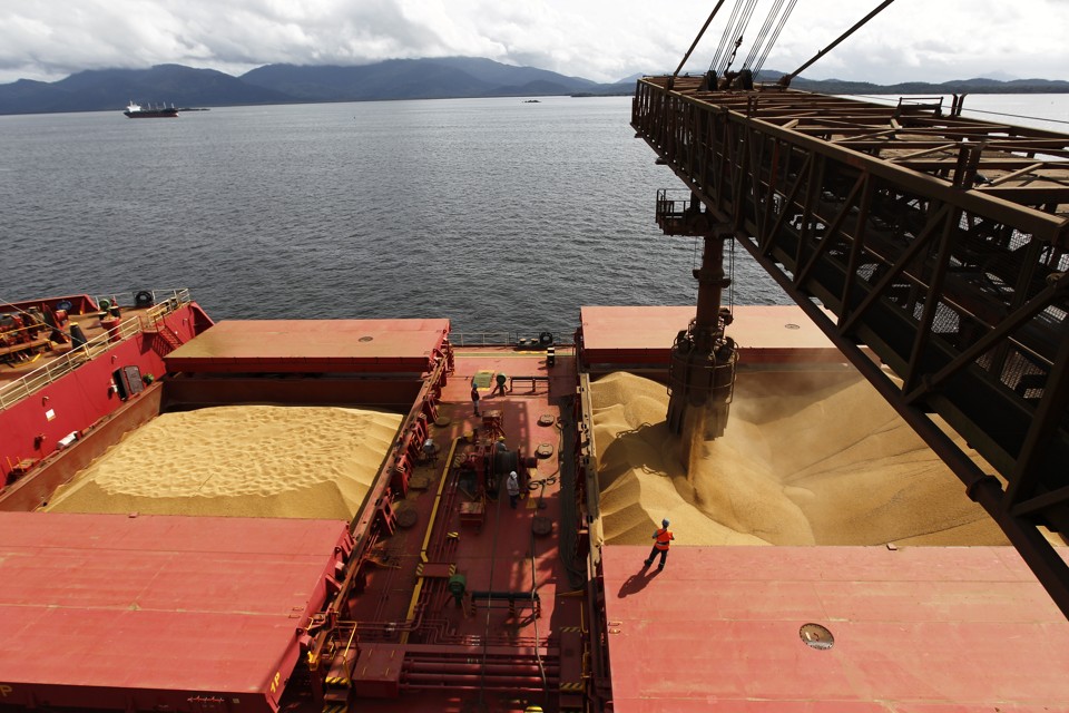 Quase 70% da movimentação de Paranaguá envolve produtos do agronegócio, como grãos, madeira, açúcar, álcool e carnes. | Jonathan Campos/Gazeta do Povo