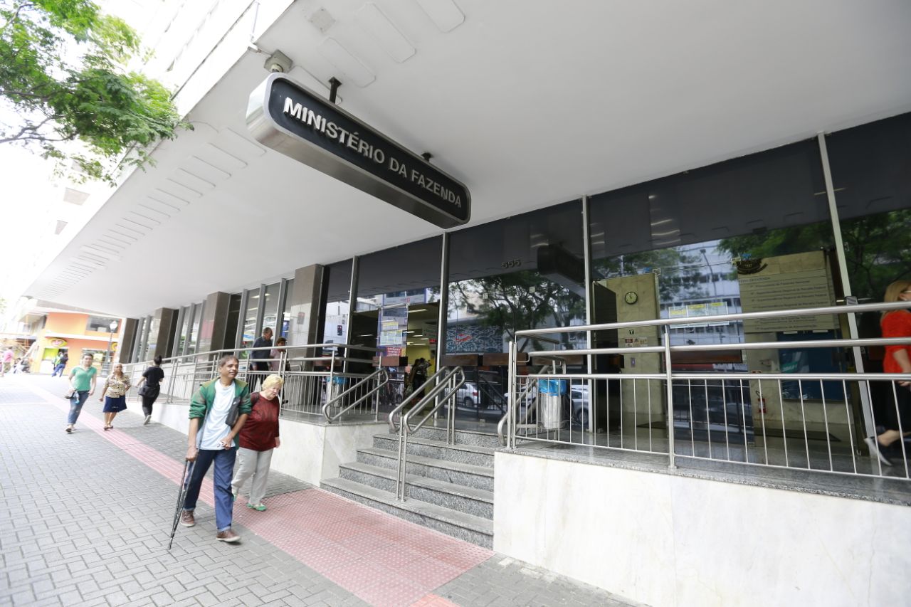 Muitos contribuintes não puderam ser atendidos na Receita Federal nesta sexta-feira. | Jonathan Campos/Gazeta do Povo