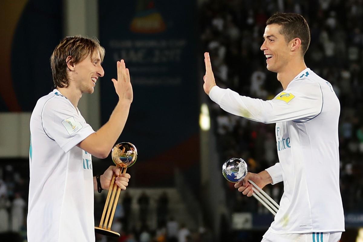 O croata Modric (esq.) foi eleito o melhor da competição, superando Cristiano Ronaldo. | Karim SahibAFP
