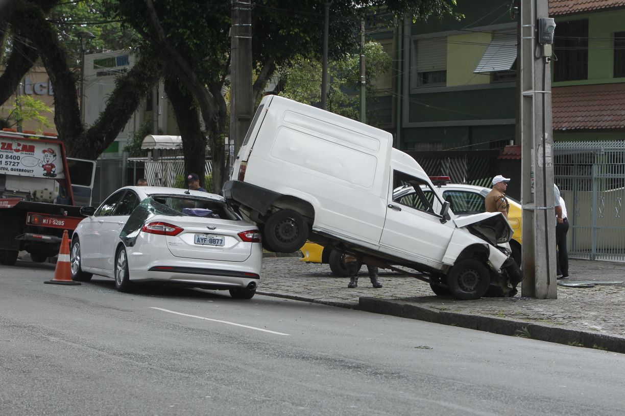Cena da Fiorino em cima do Fusion chamou a atenção na Avenida Getúlio Vargas na manhã desta sexta. | Lineu Filho/Tribuna do Paraná