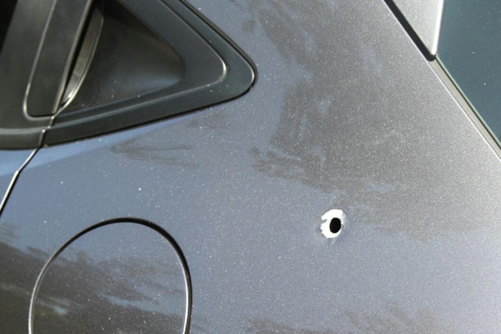 Carro do policial aposentado que foi alvejado pelos assaltantes. | Gerson Klaina/Tribuna do Paraná