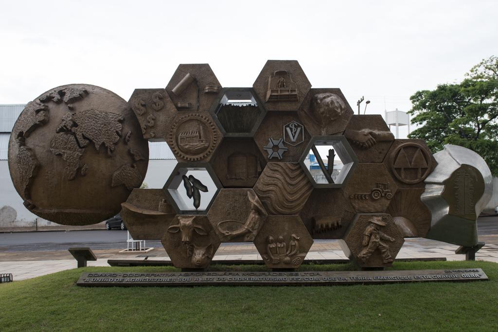 Visão externa da entrada da sede da Coamo: safra 2017/18 não deve ser fortemente afetada pelo atraso no início do plantio, na avaliação do presidente da cooperativa | Arquivo/Gazeta do Povo