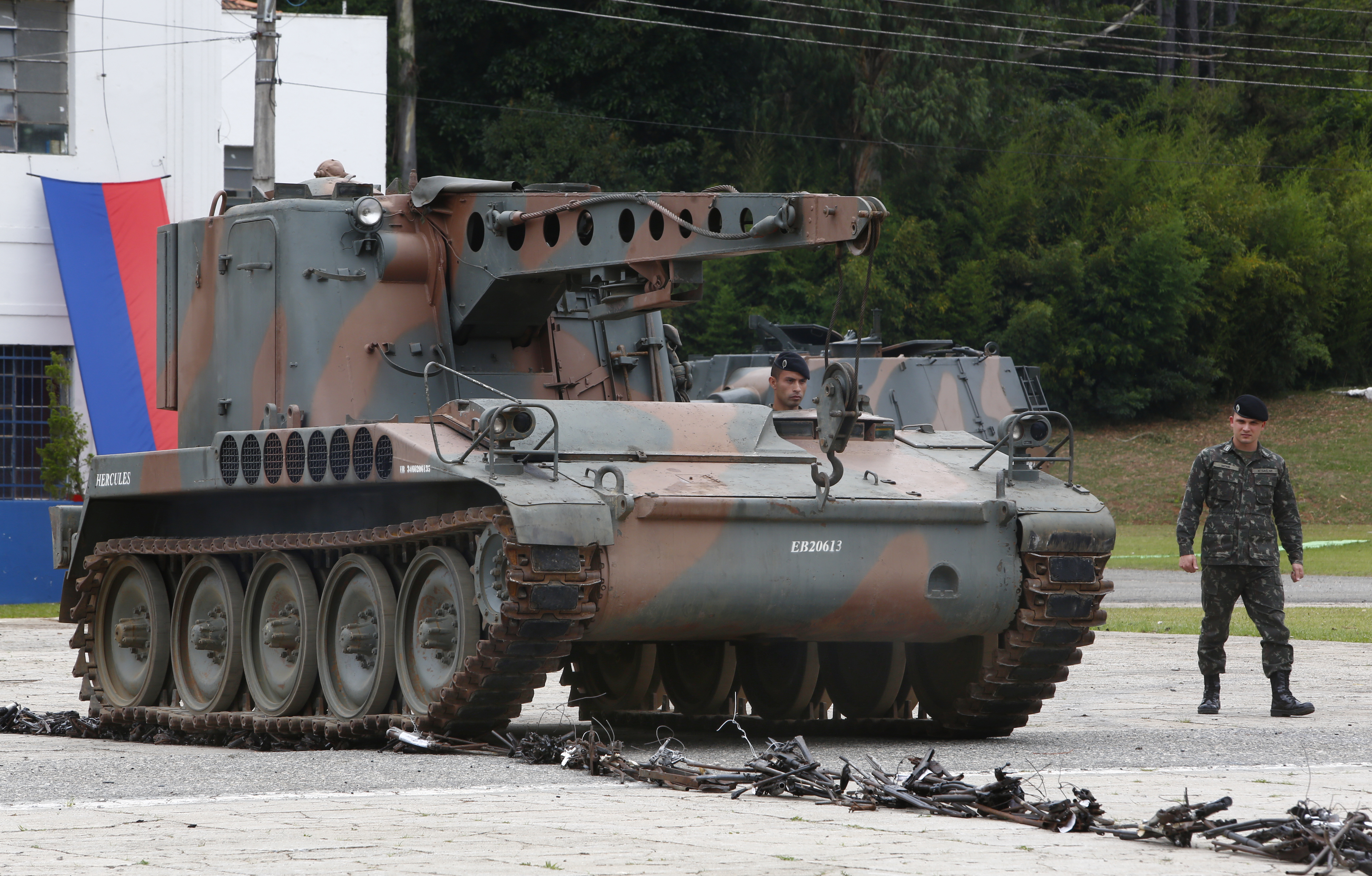Blindado triturou 1.220 armas no quartel do Boqueirão. | Aniele Nascimento/Gazeta do Povo