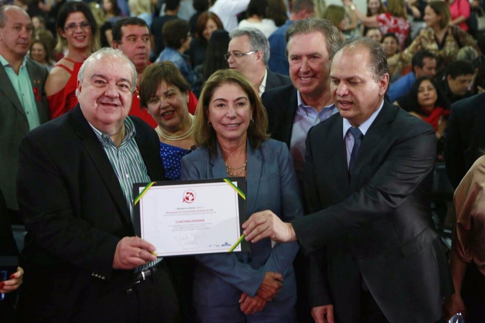 Curitiba é a 1.ª cidade brasileira a eliminar a transmissão do HIV de mãe para filho O prefeito de Curitiba, Rafael Greca, a secretaria municipal de saúde, Márcia Huçulak, e o ministro da Saúde, Ricardo Barros, durante solenidade em Curitiba | Marcelo Andrade/Gazeta do Povo