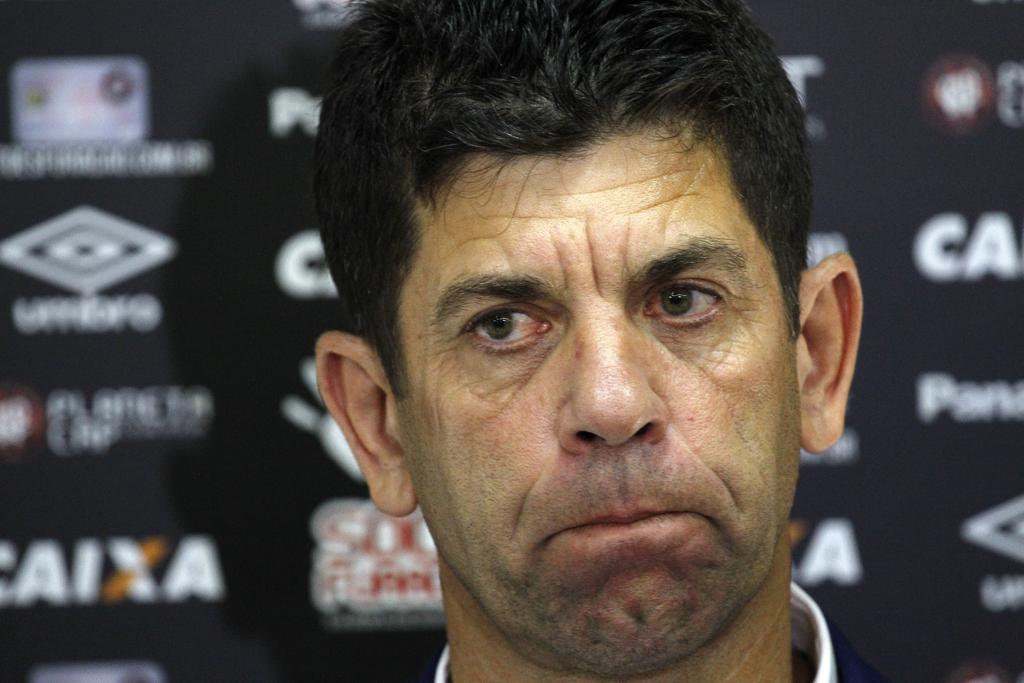 Técnico Fabiano Soares pode fazer a sua última partida no comando do Furacão no domingo. | Daniel Caron/Gazeta do Povo